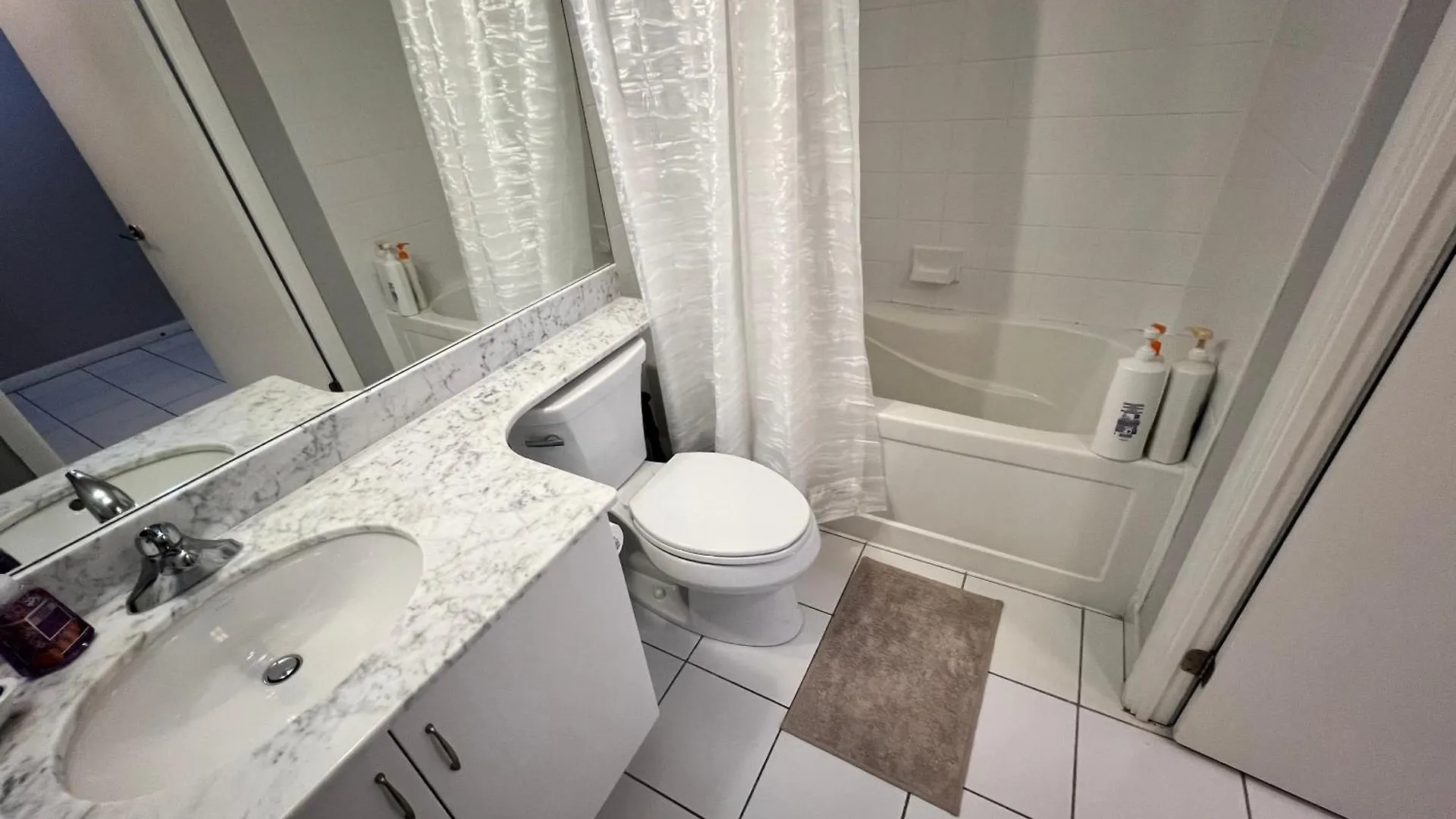 Downtown Toronto Cozy Suite